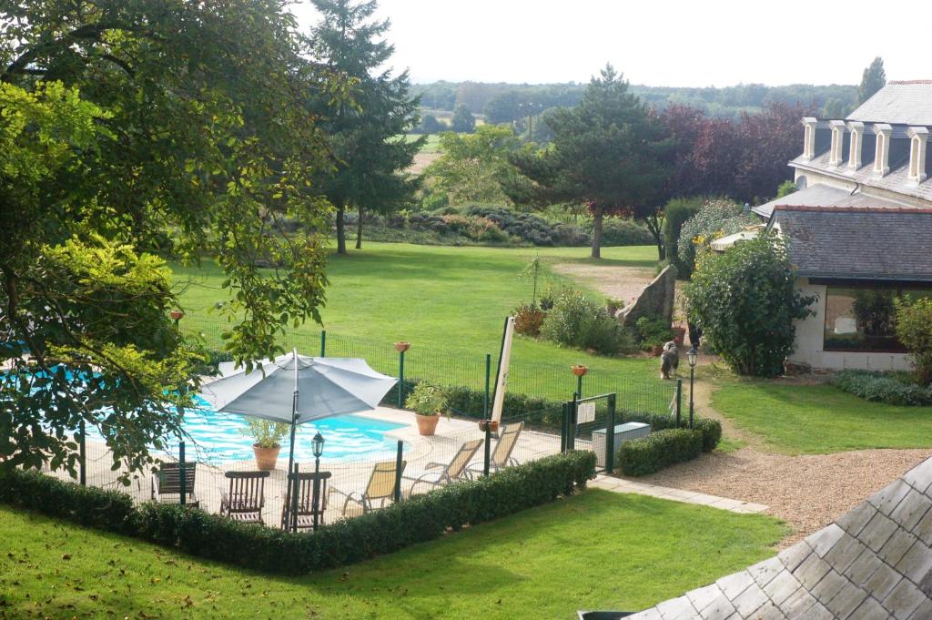 Le Logis du Pressoir Self Catering Gites in beautiful 18th Century Estate in the heart of the Loire Valley with heated pool and extensive grounds. photo 4