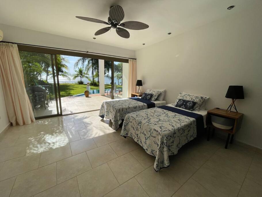 Stunning Oceanfront 4-Bdrm Villa w/ Infinity Pool photo 4