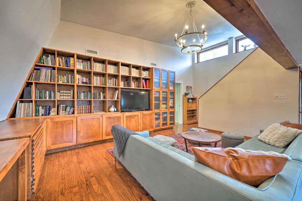Bohemian Home with Screened Porch, 3 Mi to Lake! photo 3