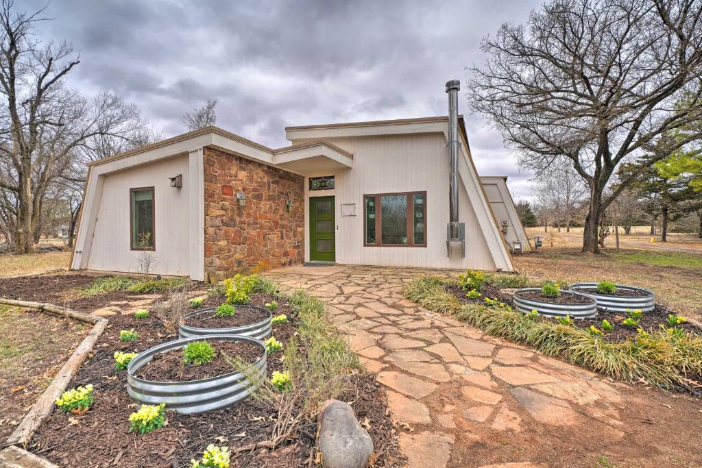 Bohemian Home with Screened Porch, 3 Mi to Lake! photo 2