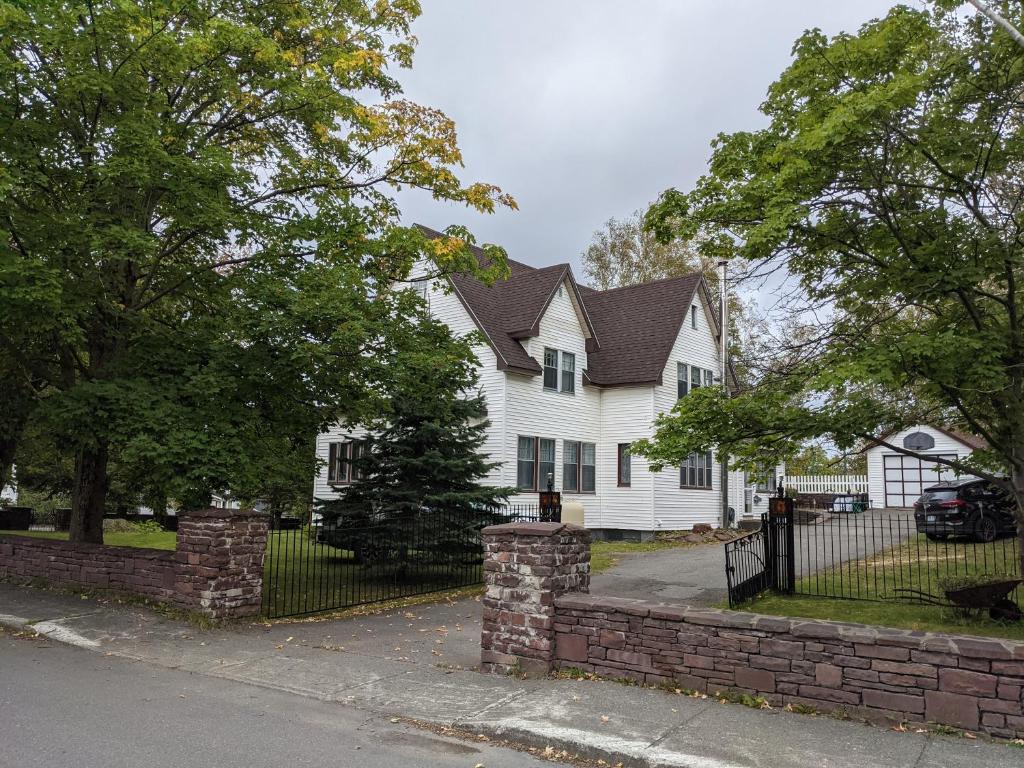 Hill Road Manor Bed & Breakfast photo 1