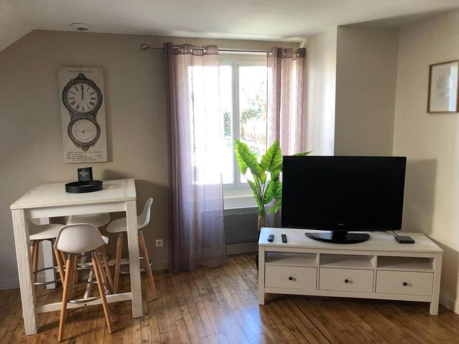 Paisible logement à Brive, près du centre-ville et de la gare - Netflix, Fibre internet et Stationnement gratuit photo 2