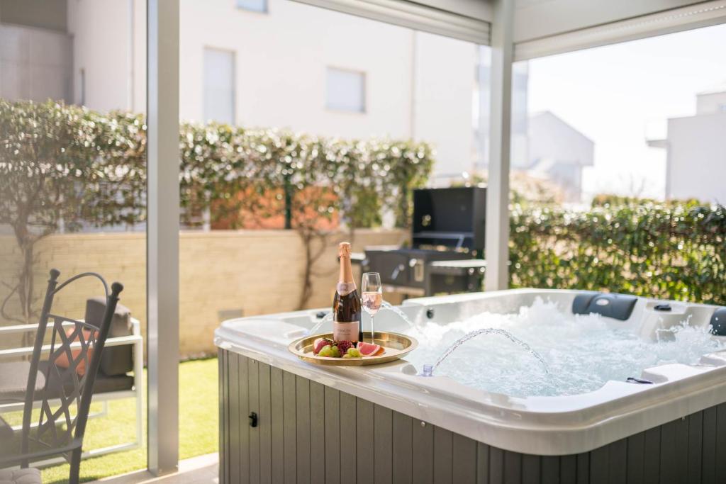Apt GioAn Novigrad, 500m to Sea, private heated Jacuzzi, BBQ, private parking