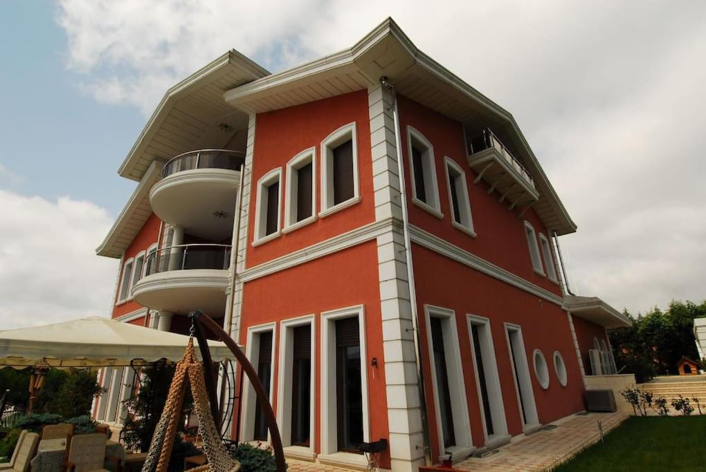 Silivri Gazitepe'de 3 katlı, havuzlu lüks villa photo 4