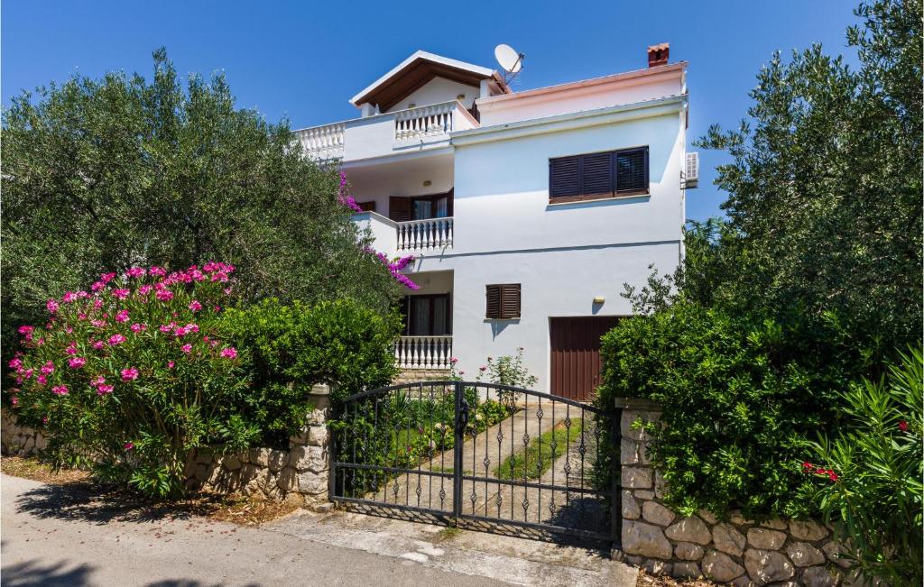 Awesome Apartment In Petrcane With Wifi And 1 Bedrooms photo 2