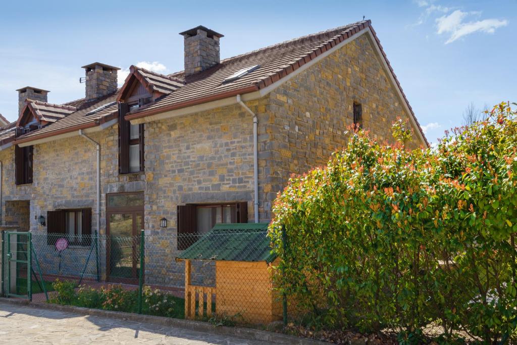 CASA CON JARDIN EN HECHO photo 1