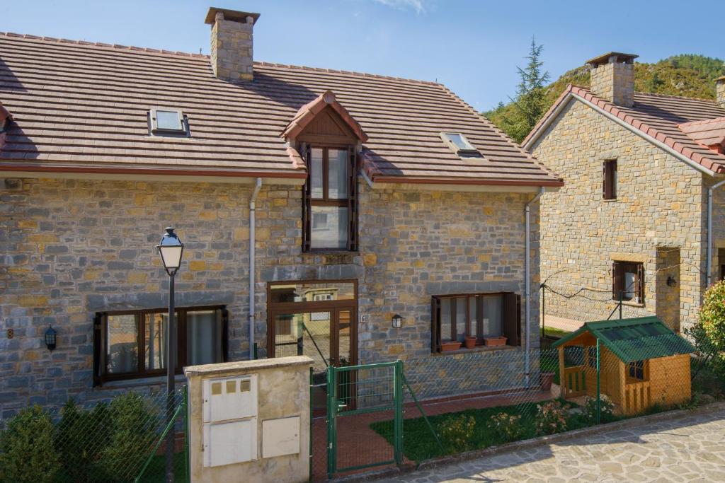 CASA CON JARDIN EN HECHO photo 2