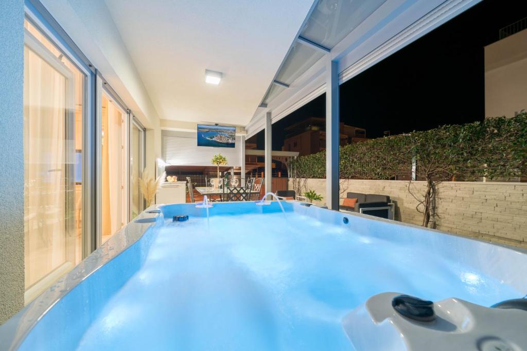 Apt GioAn Novigrad, 500m to Sea, private heated Jacuzzi, BBQ, private parking photo 1
