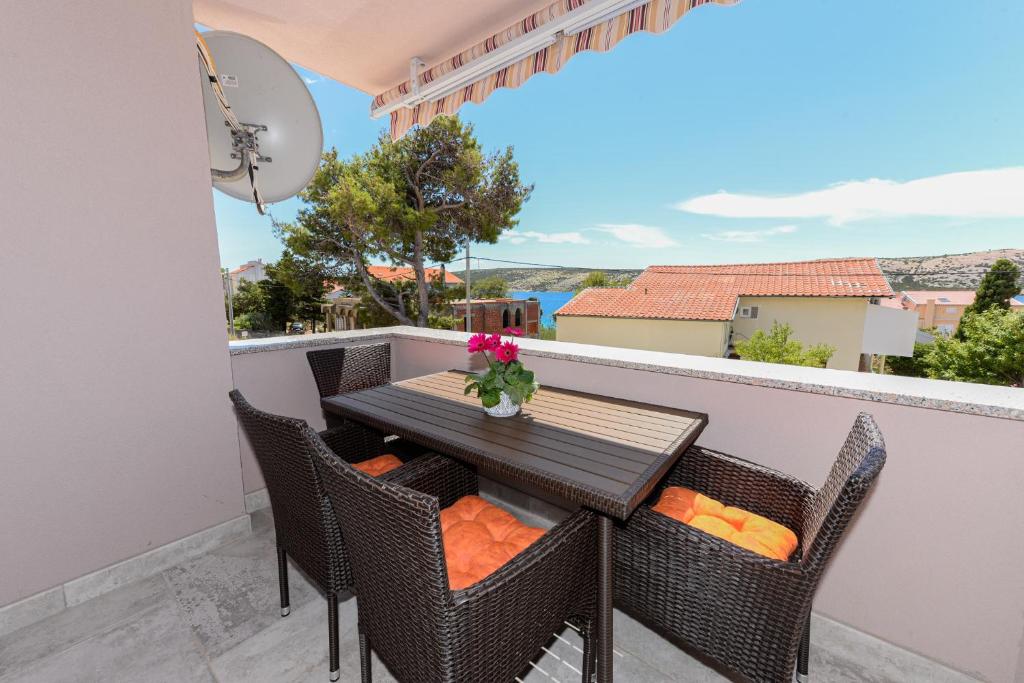 Apartments Amfora - cozy and modern apartments for up to 15 people, 100m from the sea and beach photo 3