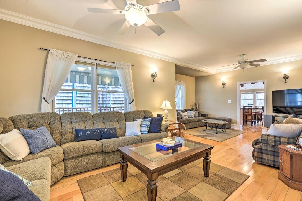 Beautiful Spacious Beach Home, Private Deck & Grill, with Beach Badges image