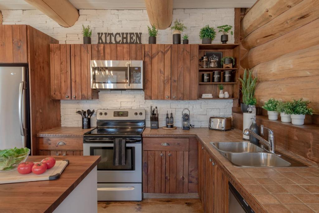 Breathtaking log house with HotTub - Winter fun in Tremblant photo 2
