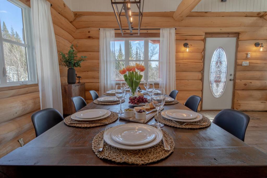 Breathtaking log house with HotTub - Winter fun in Tremblant photo 1