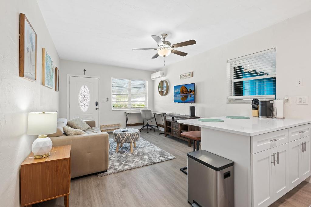 Comfy BNB w/ King Bed + Work/Travel + Beach 8 Min image