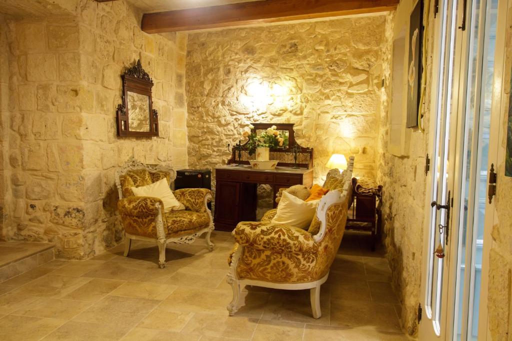 Town house steeped in history photo 4