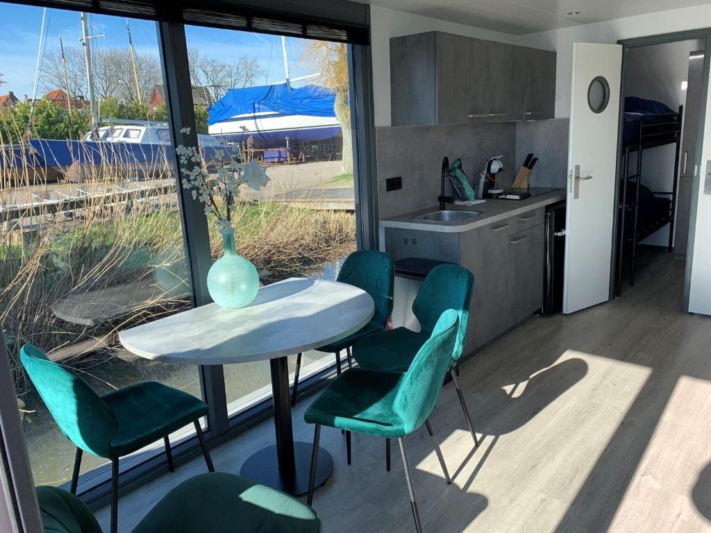 Waterfront houseboat in Monnickendam near the centre photo 3