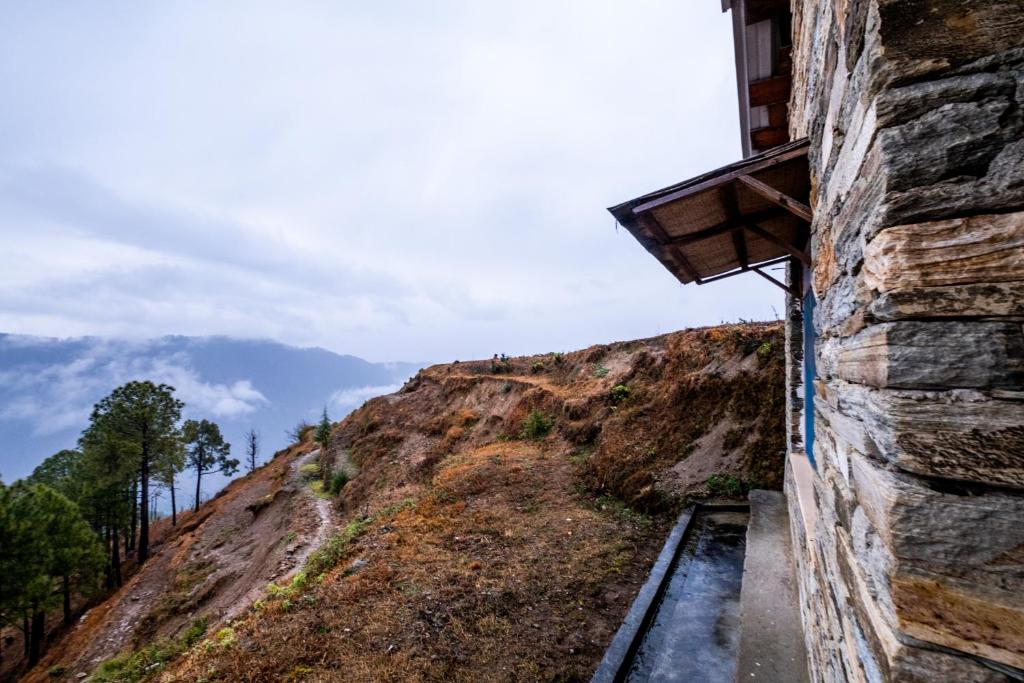 Himalayan Paradise, Boutique room w Binsar view by Roamhome photo 1
