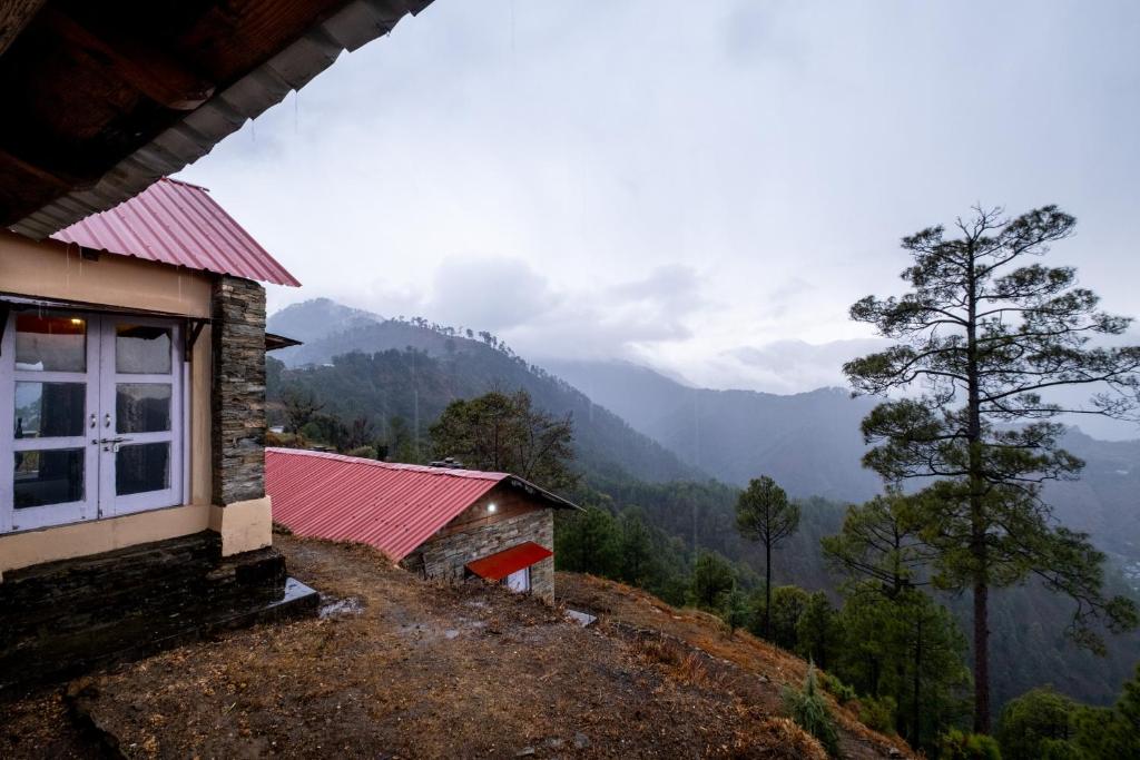 Himalayan Paradise, Boutique room w Binsar view by Roamhome photo 2