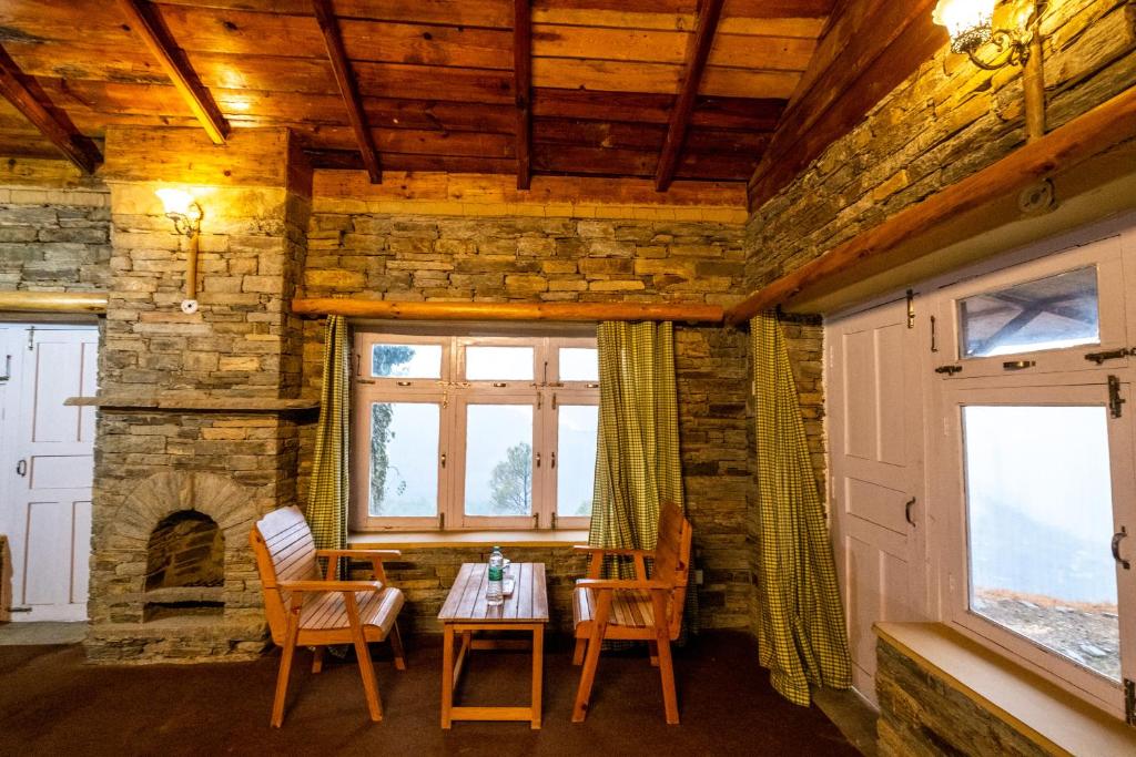 Himalayan Paradise, Boutique room w Binsar view by Roamhome photo 4