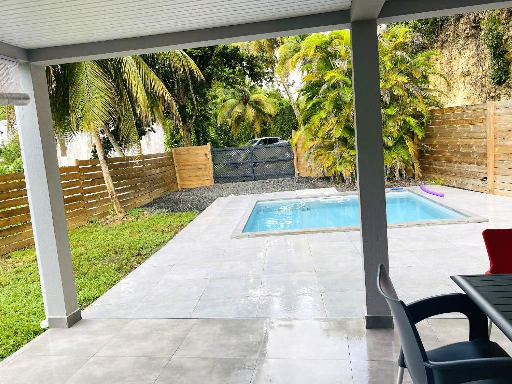 Villa de 2 chambres avec piscine privee jardin clos et wifi a Les Abymes a 5 km de la plage photo 1