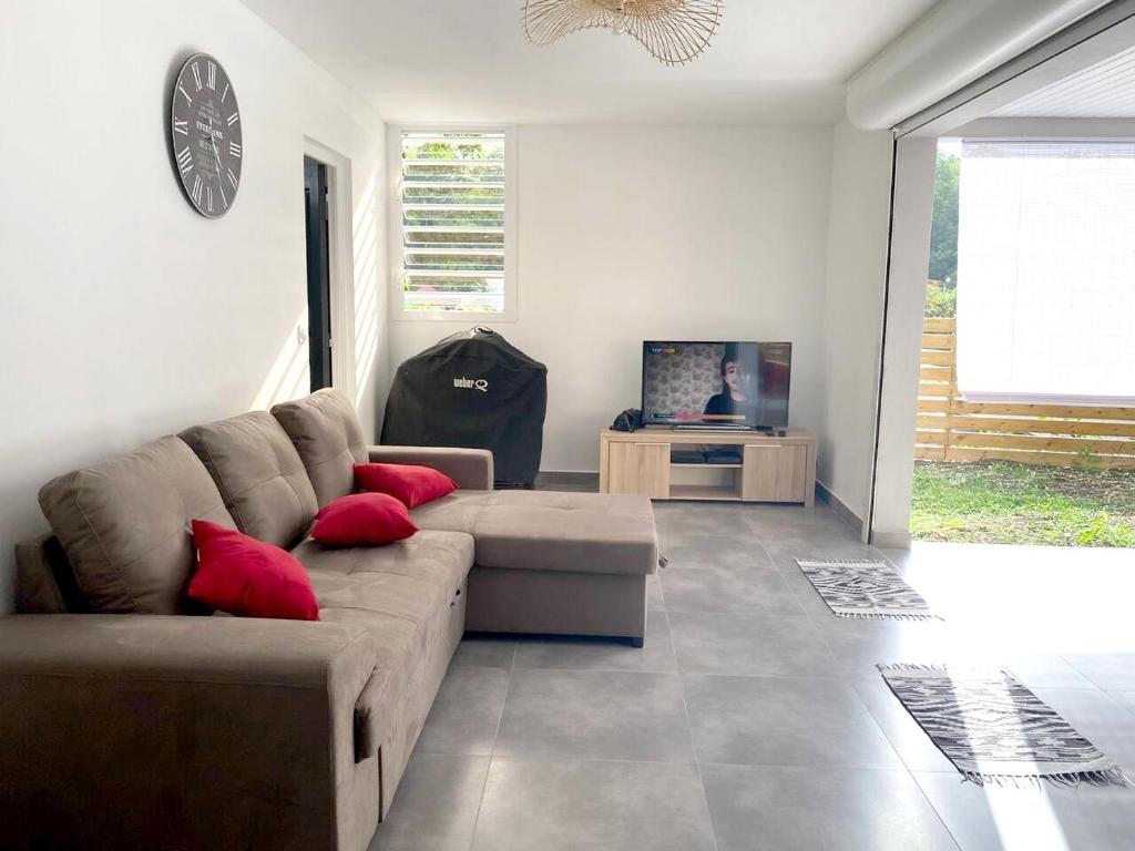Villa de 2 chambres avec piscine privee jardin clos et wifi a Les Abymes a 5 km de la plage photo 4