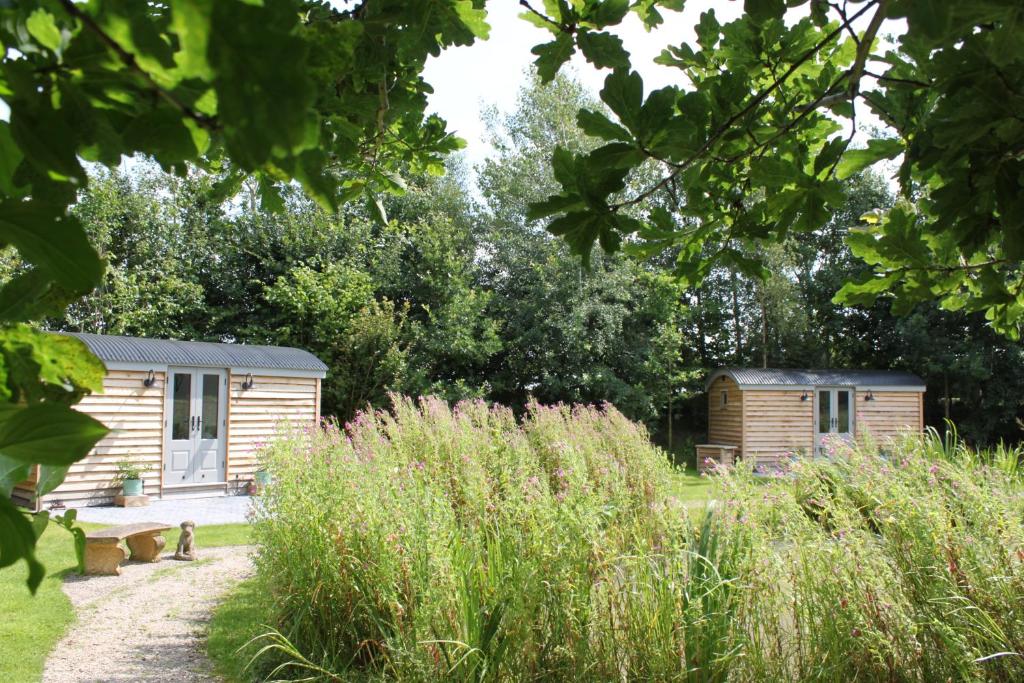 Luxury Shepherds Hut - The Sweet Pea by the lake photo 4