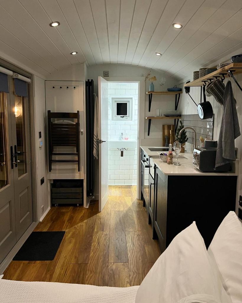 Luxury Shepherds Hut - The Moorhen by the lake photo 1