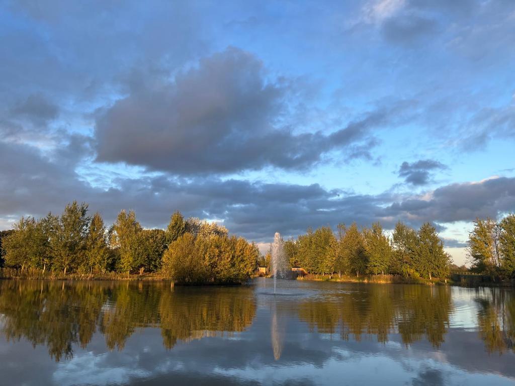 Luxury Shepherds Hut - The Moorhen by the lake photo 2