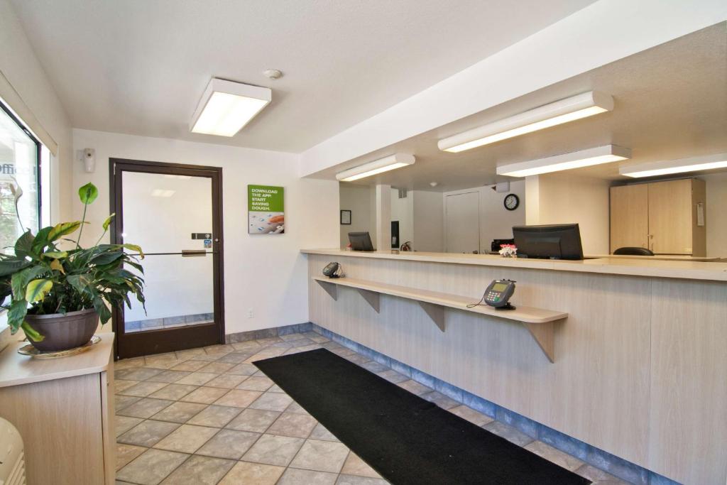 Motel 6-Roseville, MN - Minneapolis North photo 1