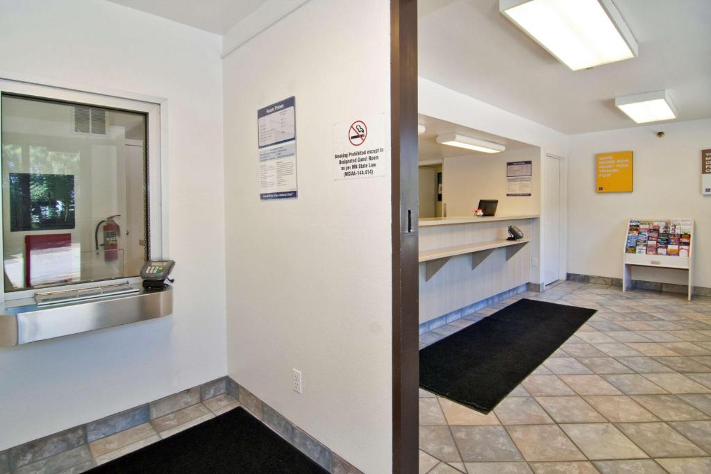 Motel 6-Roseville, MN - Minneapolis North photo 2