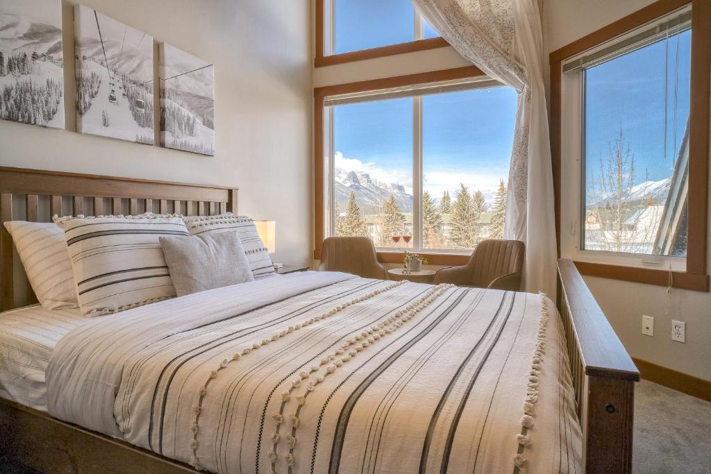 Incredible Mountain View Townhouse in DT Canmore w/ A/C & U/A Parking photo 4