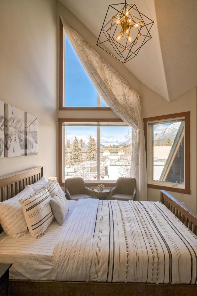 Incredible Mountain View Townhouse in DT Canmore w/ A/C & U/A Parking photo 3