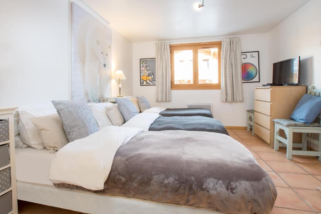 Chalet Muguet Gauche with Hot Tub Sleeps 10 Central Morzine photo 3