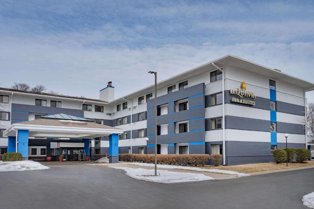 La Quinta Inn & Suites by Wyndham Minneapolis-Minnetonka image