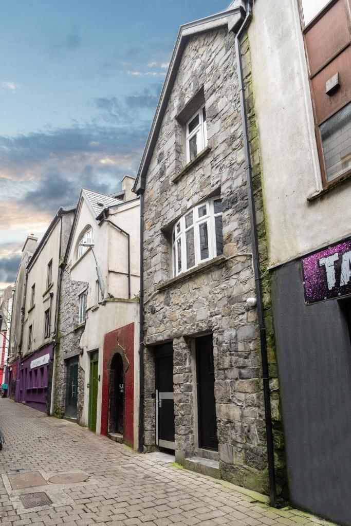 The Snug Townhouse - Tap to explore photos