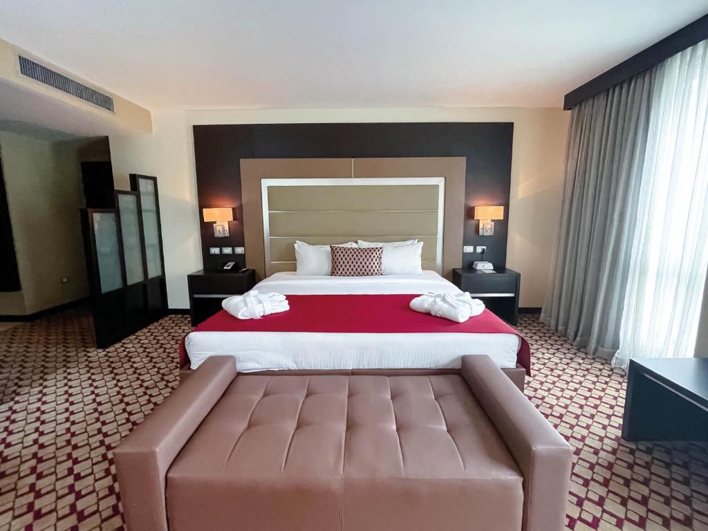 Waldorf Hotel photo 2