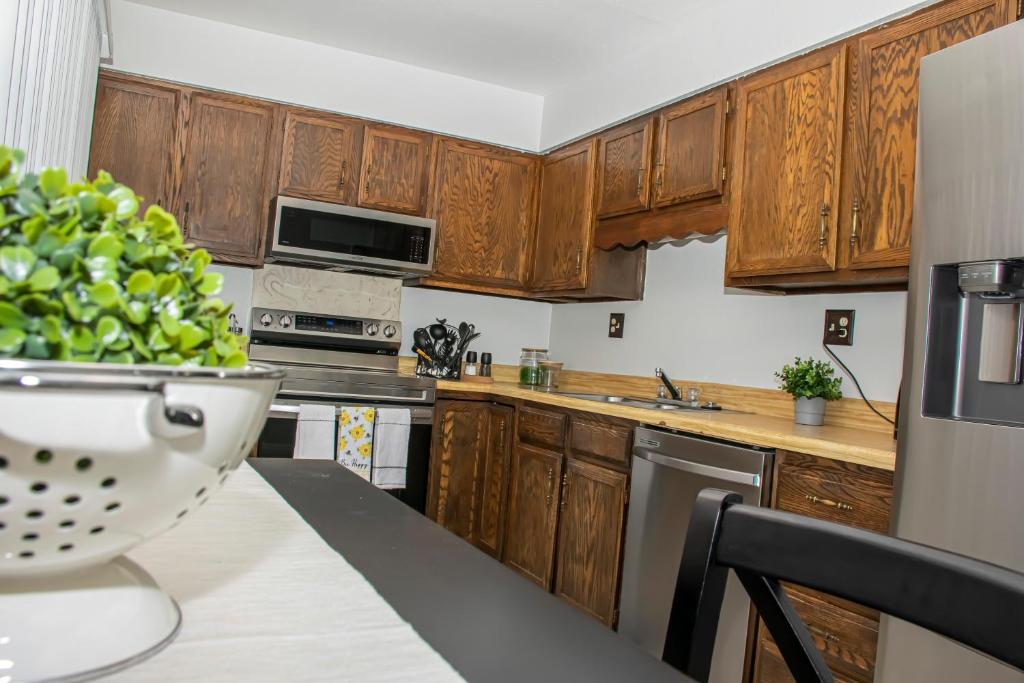 Lovely 2 bedroom! Close to All in a 4Plex image
