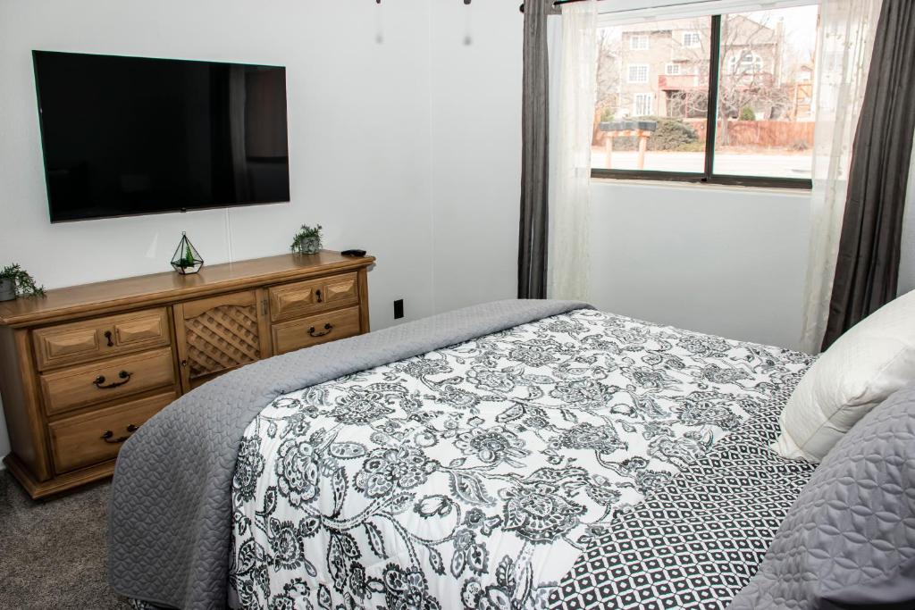 Lovely 2 bedroom! Close to All in a 4Plex photo 2