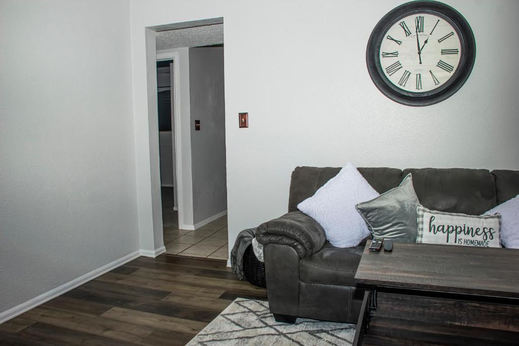 Lovely 2 bedroom! Close to All in a 4Plex photo 3