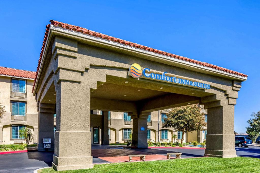 Comfort Inn & Suites Lancaster Antelope Valley image