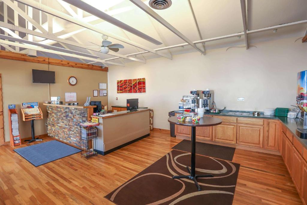 Super 8 by Wyndham Branson / Shepherd of the Hills Exwy image