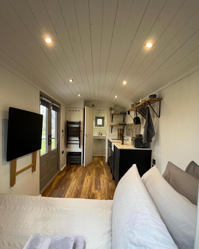 Luxury Shepherds Hut - The Moorhen by the lake photo 3