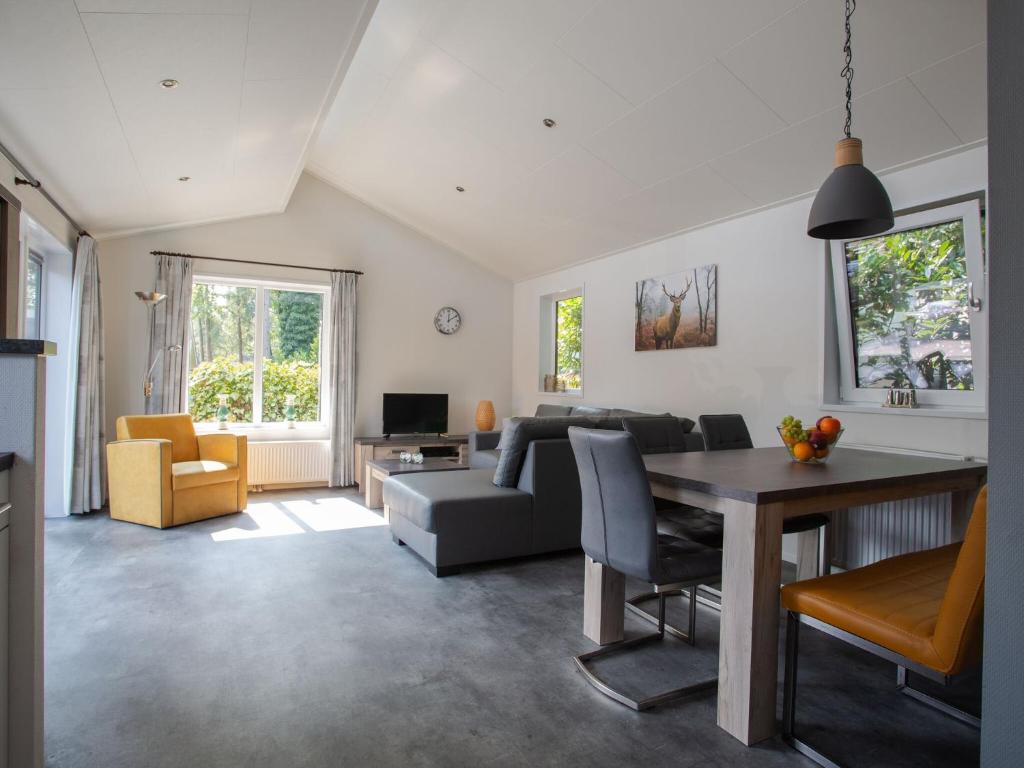 Modern house with roof, located in a holiday park in Rhenen photo 3