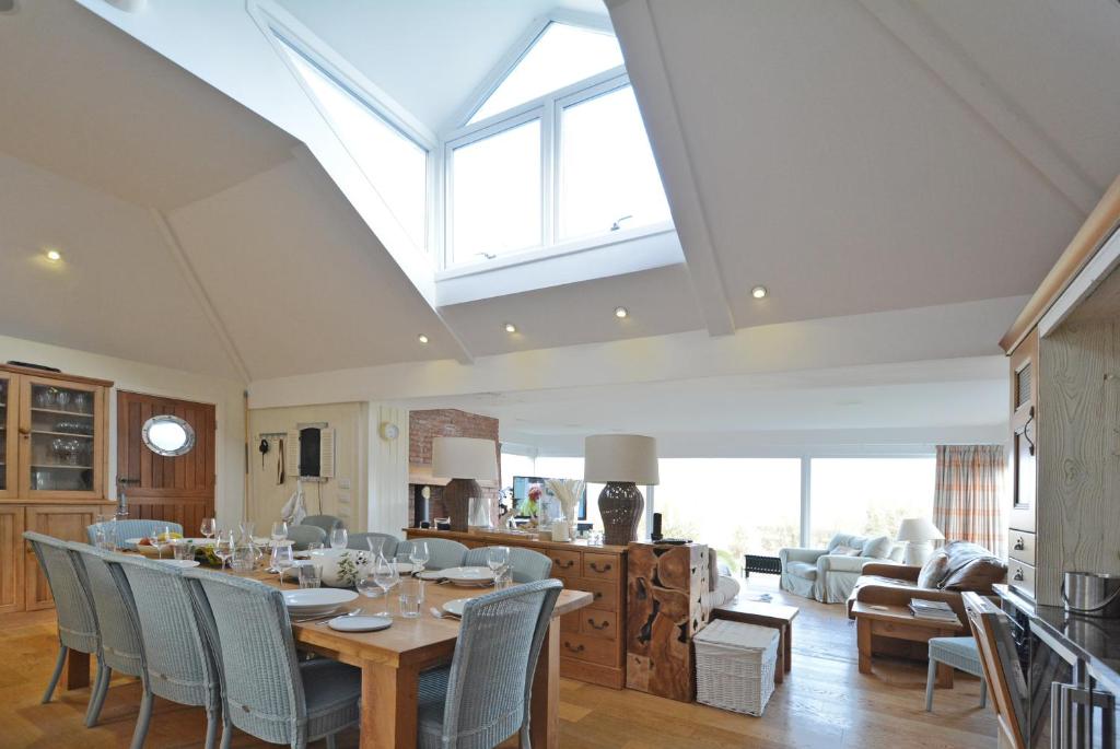 Penmorfa - Sublime Abersoch retreat with roof terrace, 80m from beach, great for surfing photo 3