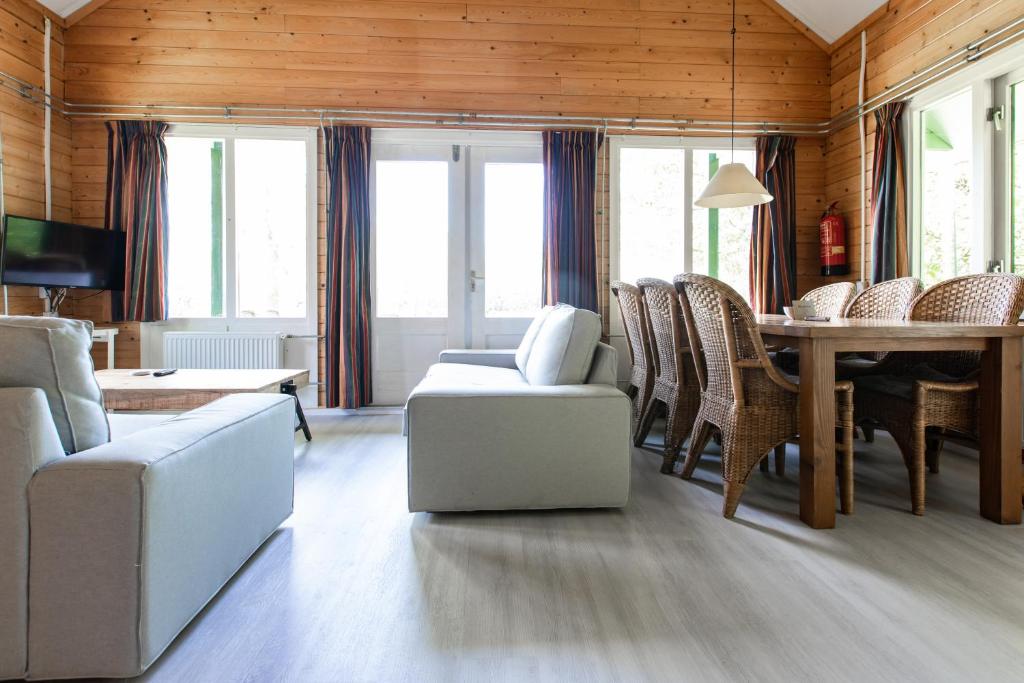 Chalet aan het water - vakantiepark de Schreiershoek photo 3
