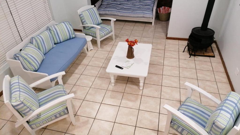 Travellers Treat - Luxurious 6 Sleeper House 5min from the beach! photo 3