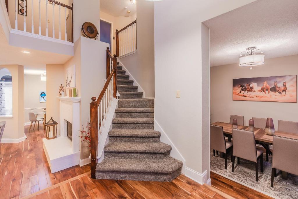 * *ASTOUNDING HOUSE **Perfect for Family and friends , Pool , Hot Tub, & GAME ROOM photo 3
