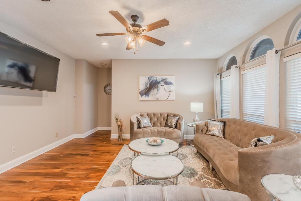* *ASTOUNDING HOUSE **Perfect for Family and friends , Pool , Hot Tub, & GAME ROOM photo 2