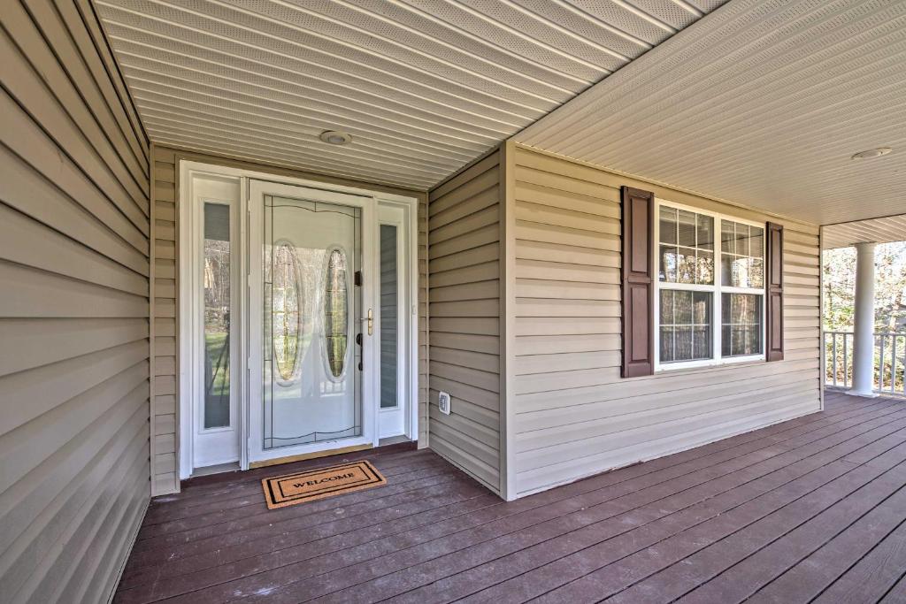 Tannersville House with Bar and Deck, 2Mi to Ski Resort photo 1