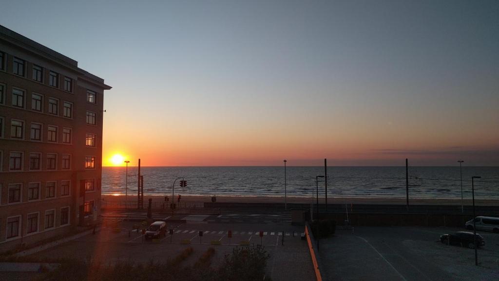 Splendid Seaview - Ostend Luxury Studio 4 persons at beach and sea photo 3