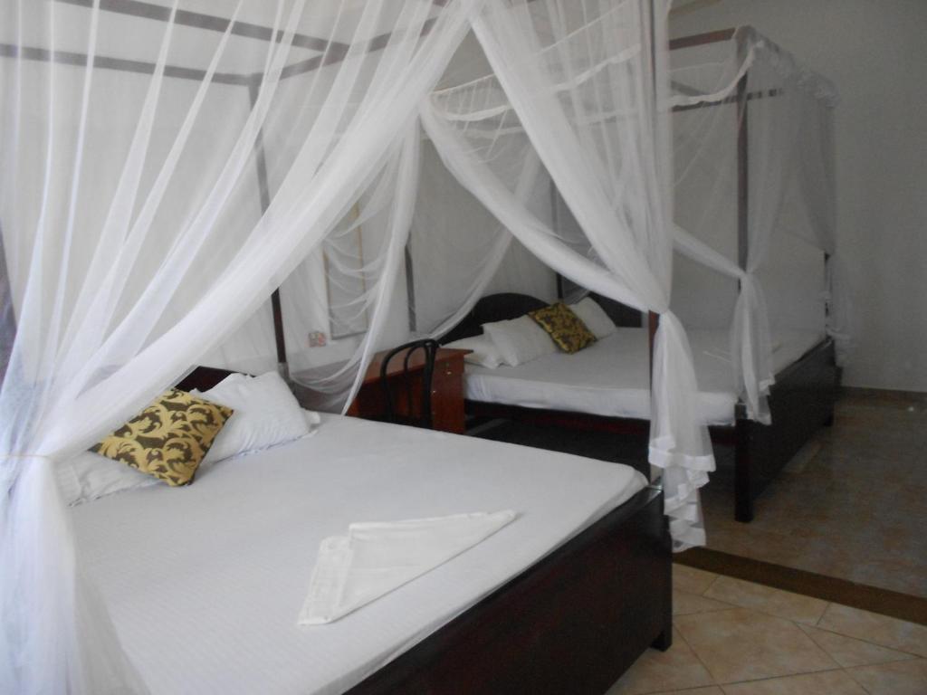 Четырехместный (Standard Quadruple Room with 2 King Beds), Beach Haven Guest House
